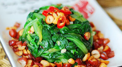 凉拌白菜怎么做好吃答:用料:芝麻盐香油生白菜味精白糖醋步骤:1生