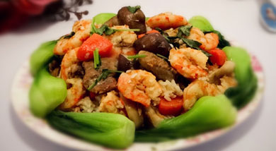 电饭煲版鲜虾蘑菇排骨饭的做法_电饭煲版鲜虾