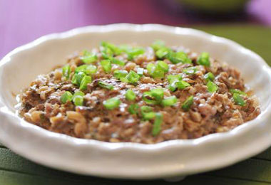 周三品尝地道客家菜：梅菜蒸肉饼